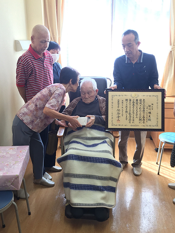100歳おめでとうございます！！① - ショートまなぐら
