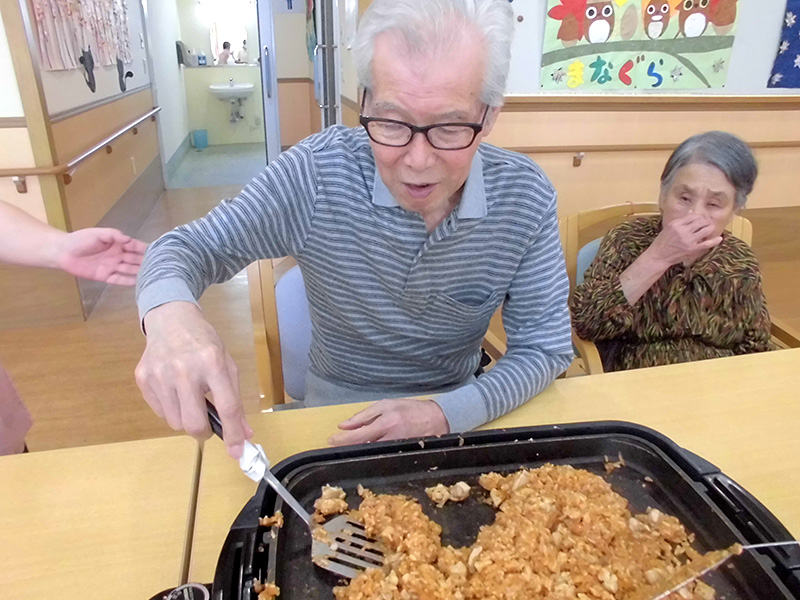 ホットプレートでオムライス③ - デイまなぐら