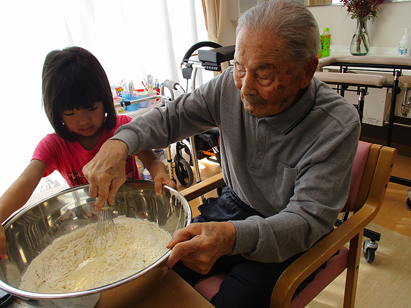 お好み焼き作り(可愛い女子と共同作業) - 小多機まなぐら南