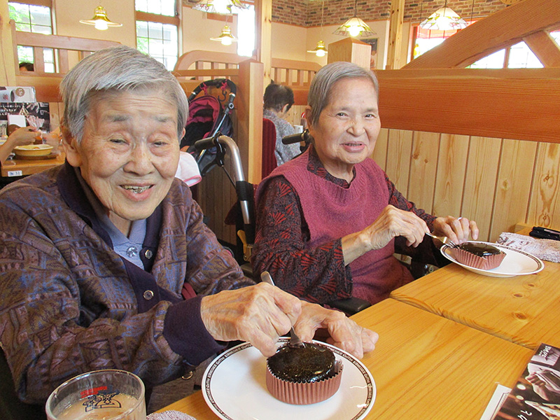 コメダ珈琲で女子会 - 小多機まなぐら南
