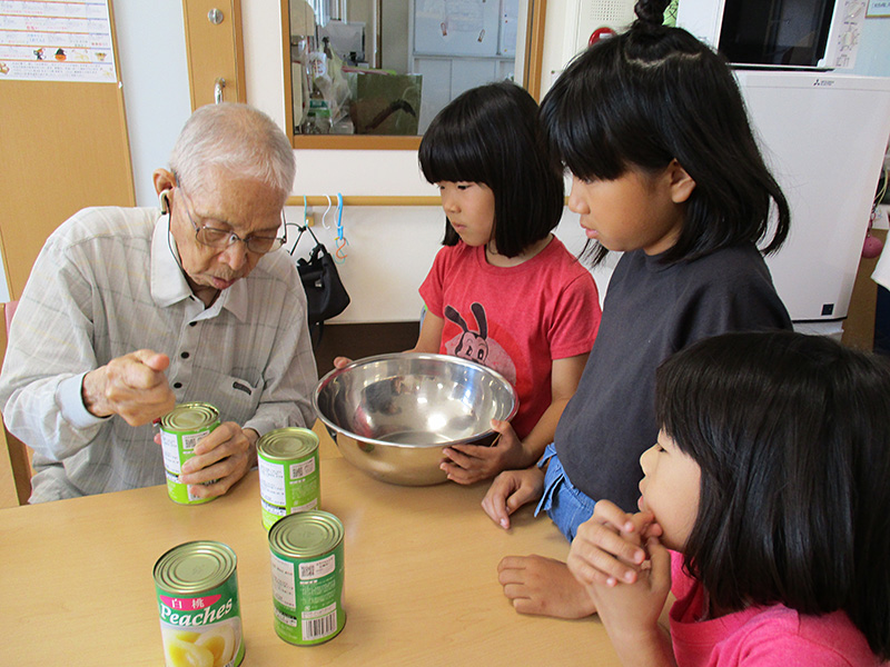 缶切りの使い方をレクチャー - 小多機まなぐら南