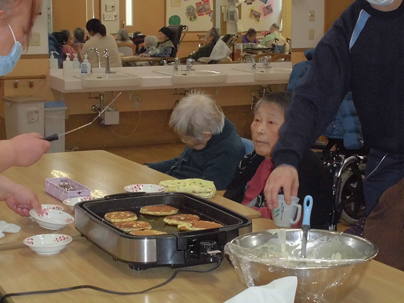 おやつ作り「リンゴのホットケーキ」1 - ショートまなぐら