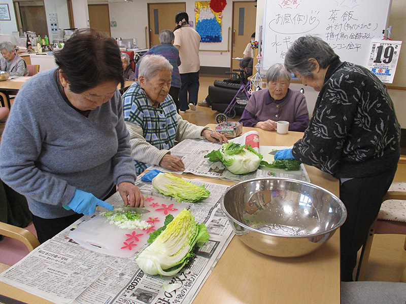お昼ごはん作り - 小多機まなぐら南