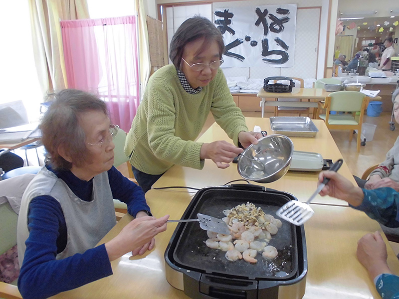 春のパエリア作り① - デイまなぐら