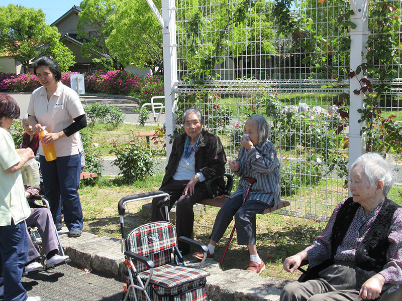 公園お散歩 - ケアハウス福山