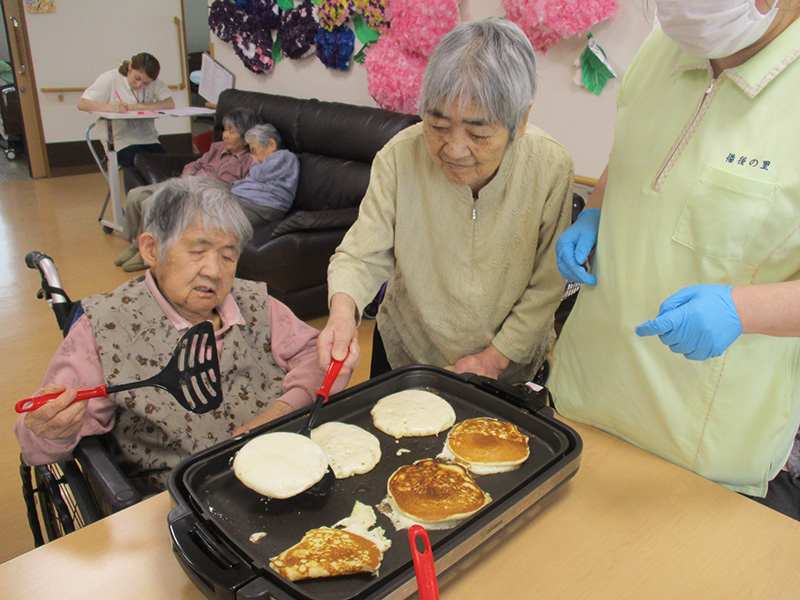おやつ作り『パンケーキ』 - 小多機まなぐら南