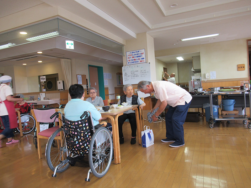 7月誕生日会プレゼント - ケアハウス福山
