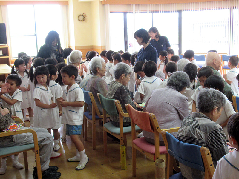 子供たちと楽しく交流 - ケアハウス福山