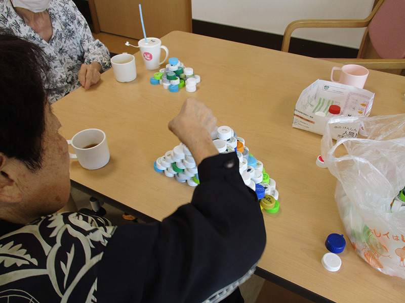 日常レク(ペットボトルタワー)1 - 小多機まなぐら南