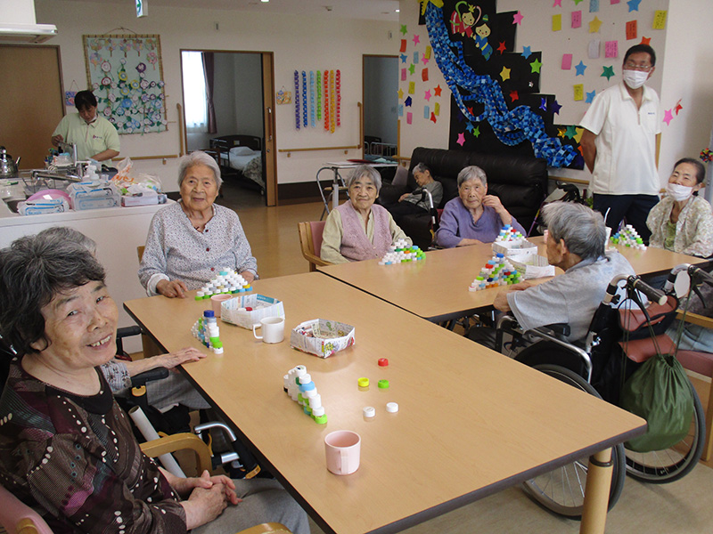 日常レク(ペットボトルタワー)2 - 小多機まなぐら南