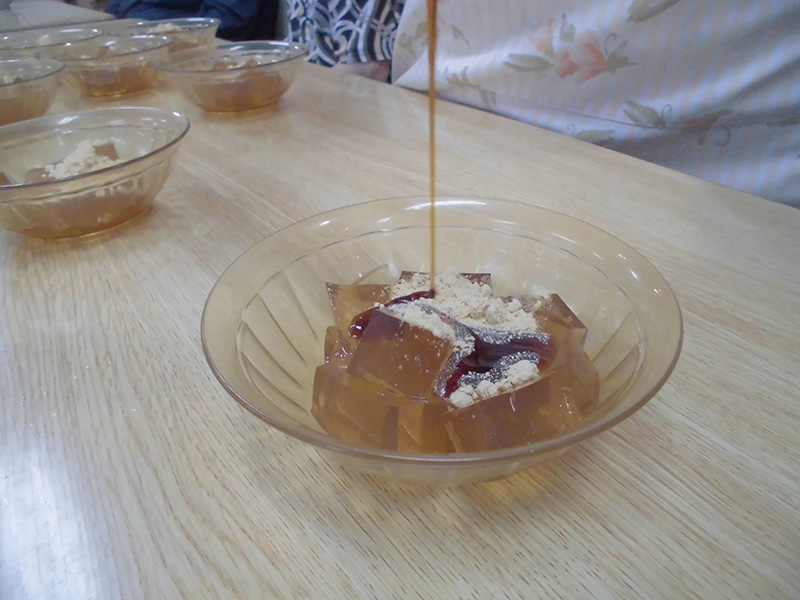 おやつ作り『お茶ゼリーの黒蜜きな粉かけ』② - ショートまなぐら