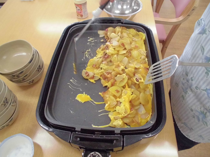 お昼作り『じゃがいもの卵とじ』② - ショートまなぐら