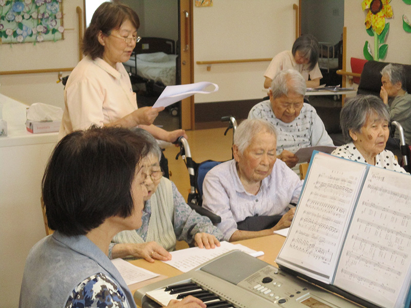 キーボードで歌おう - 小多機まなぐら南