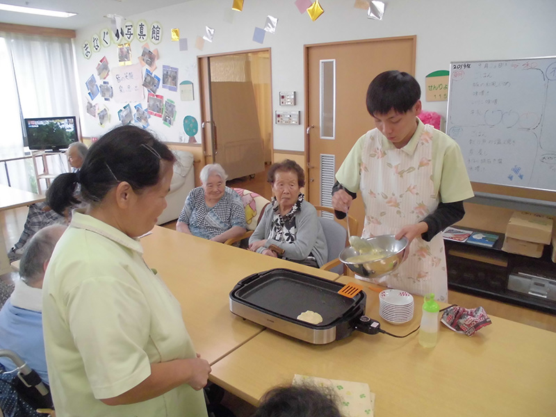 おやつ作り『りんごのパンケーキ』② - ショートまなぐら