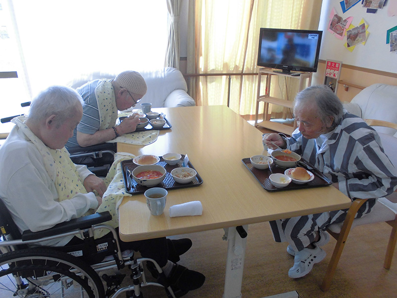 お鍋『具だくさんミネストローネ』② - ショートまなぐら