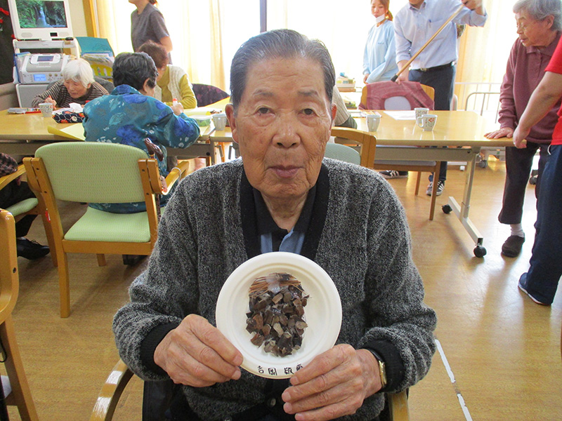 松ぼっくりでどんぐり作り① - デイまなぐら