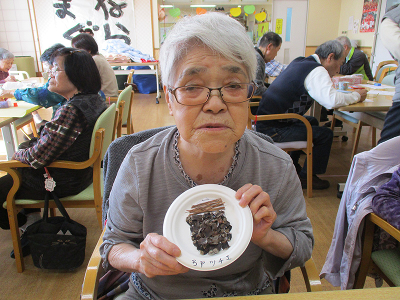 松ぼっくりでどんぐり作り② - デイまなぐら