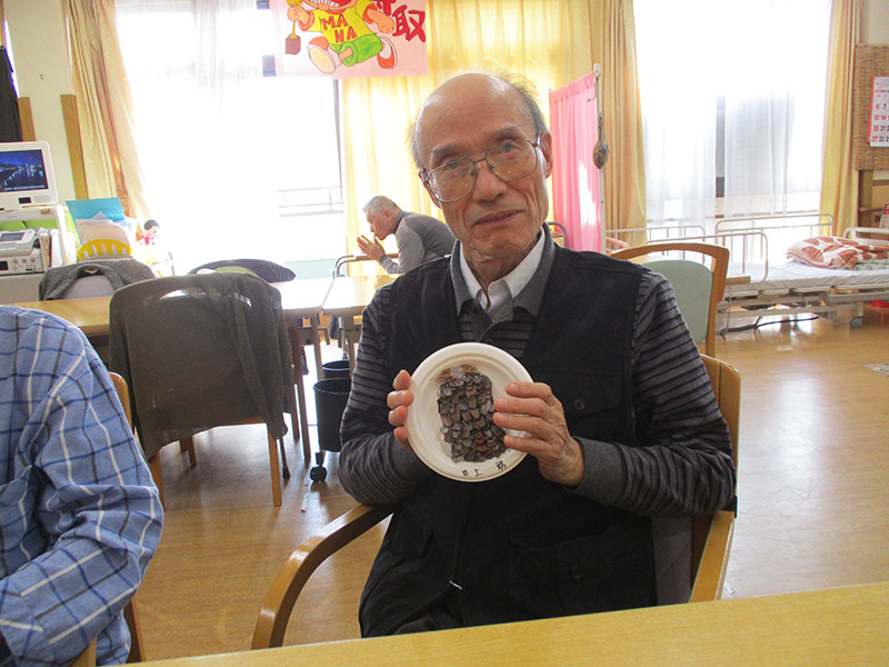 松ぼっくりでどんぐり作り③ - デイまなぐら