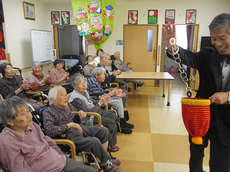 交流訪問(マジック) - 小多機まなぐら南