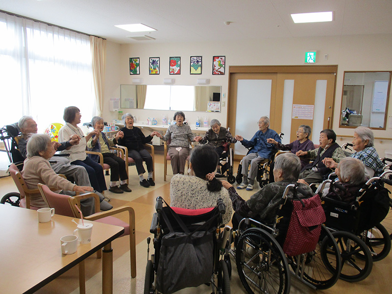 輪になって歌おう - 小多機まなぐら南