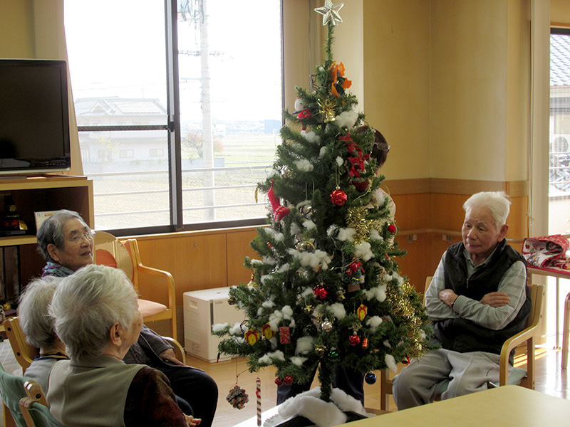 クリスマスツリー飾りつけ1 - ケアハウス福山