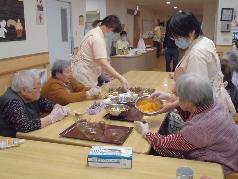 おやつ作り『ロールケーキトッピング』① - ショートまなぐら