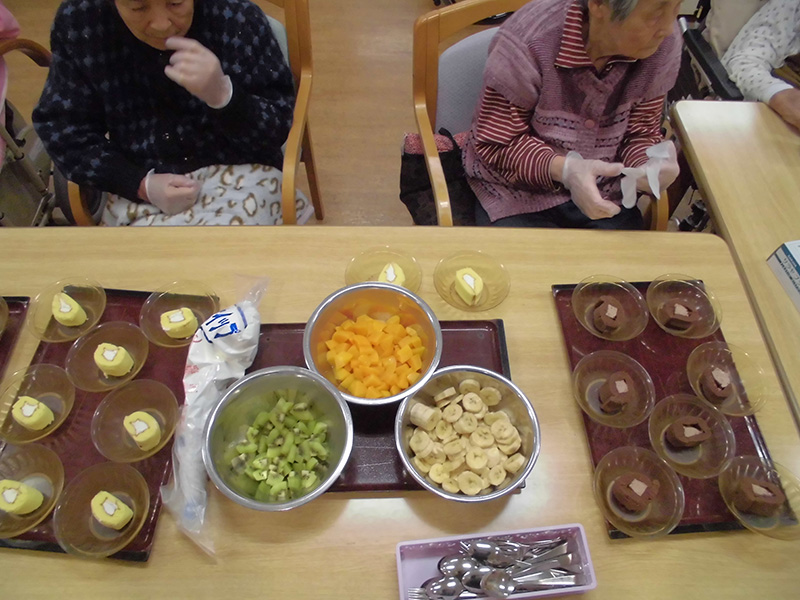 おやつ作り『ロールケーキトッピング』② - ショートまなぐら