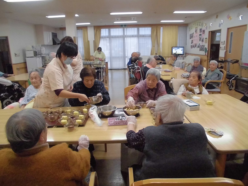 おやつ作り『ロールケーキトッピング』③JPG - ショートまなぐら