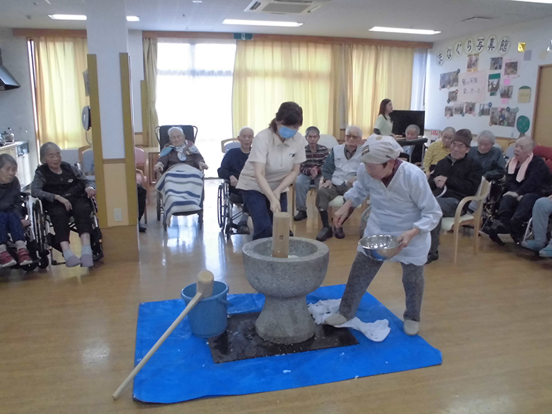 餅つき② - ショートまなぐら