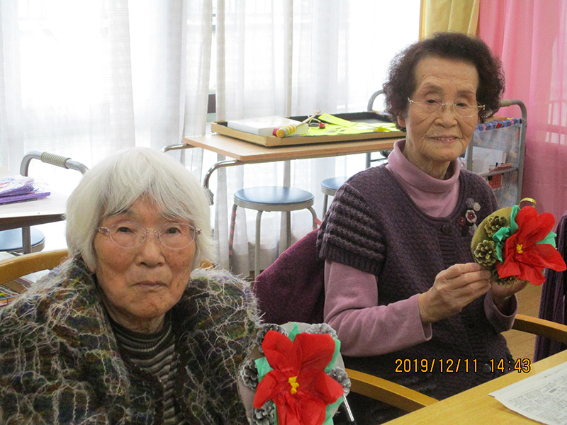 松ぼっくりでクリスマスリース② - デイまなぐら