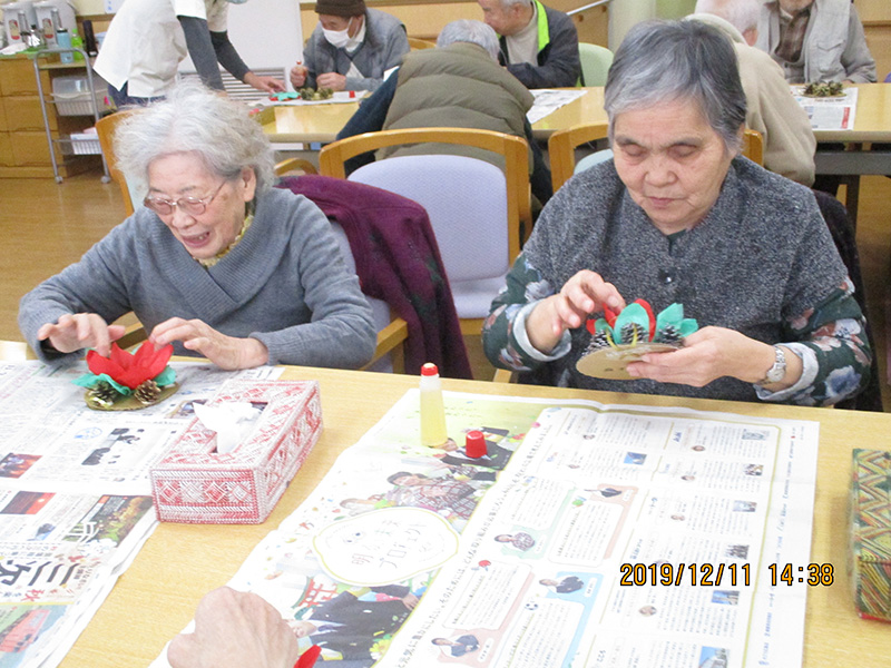 松ぼっくりでクリスマスリース③ - デイまなぐら