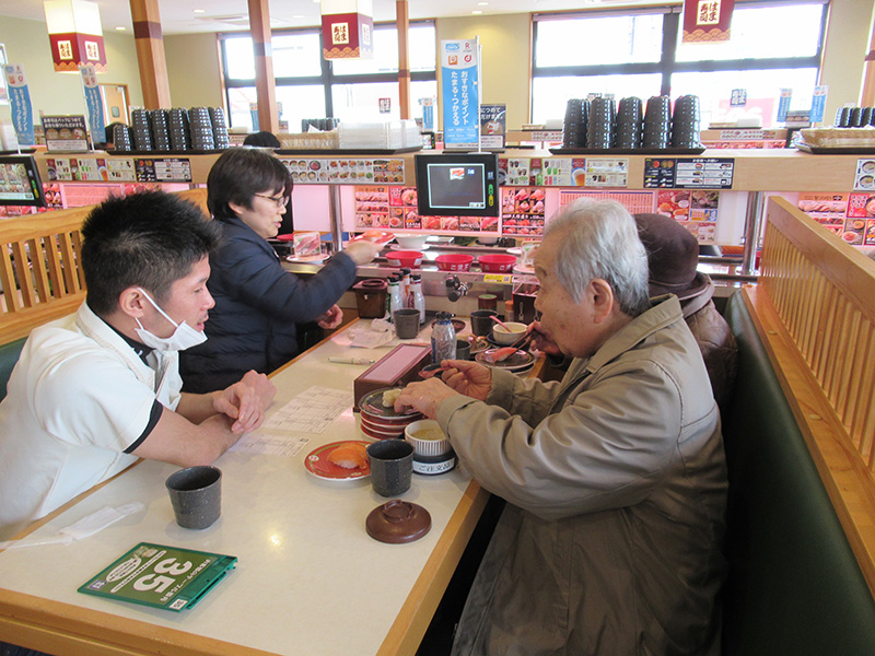 2020年1月外出回転寿司で食事会1 - ケアハウス福山