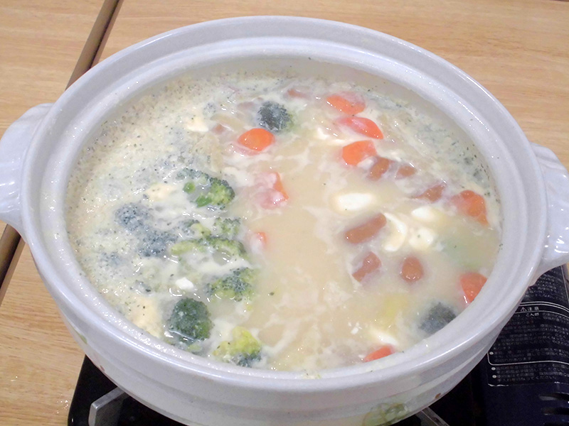 お鍋『ジャガイモ＆ブロッコリーのソーセージ鍋』① - ショートまなぐら