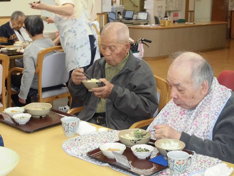 お鍋『ジャガイモ＆ブロッコリーのソーセージ鍋』② - ショートまなぐら