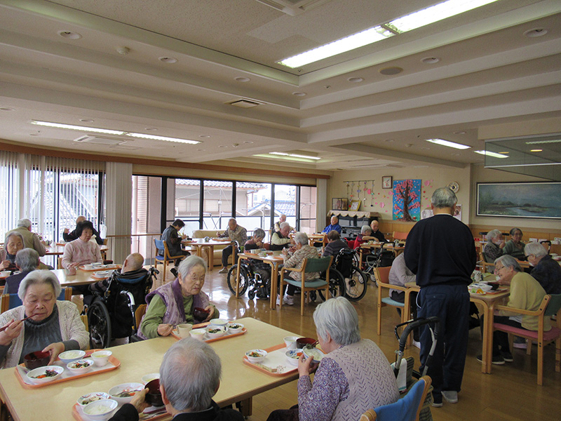 皆さんでお祝い、4月誕生日会1 - ケアハウス福山
