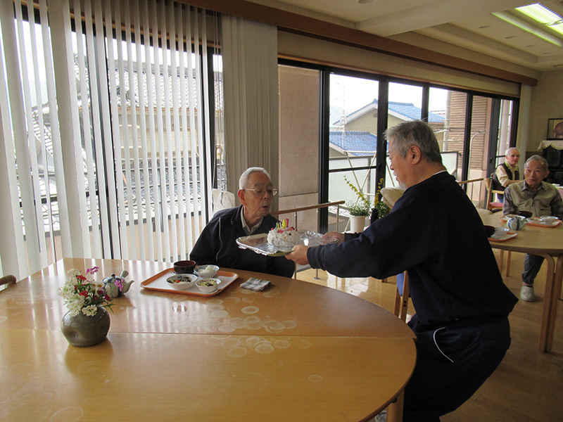 皆さんでお祝い、4月誕生日会2 - ケアハウス福山