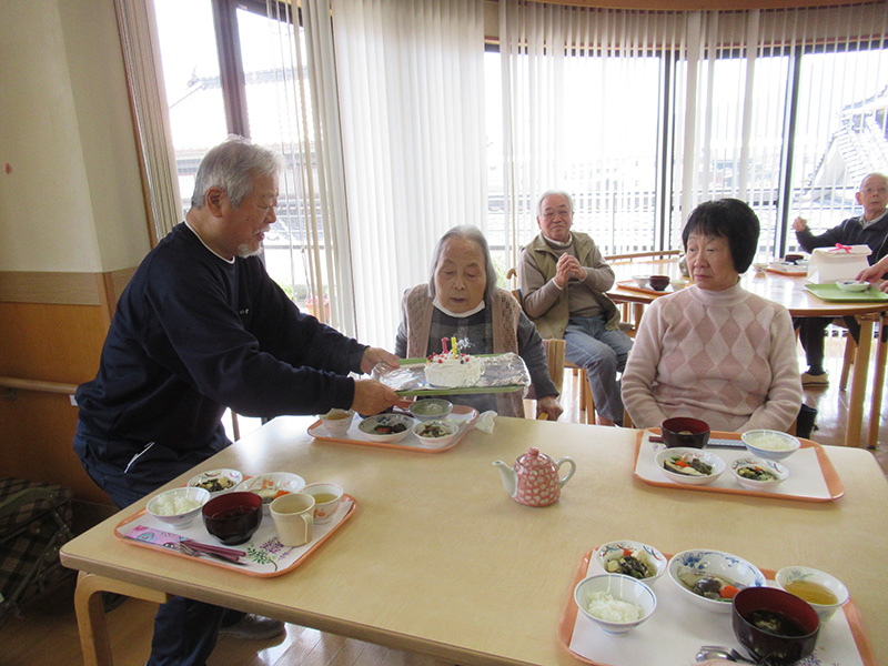 皆さんでお祝い、4月誕生日会3 - ケアハウス福山
