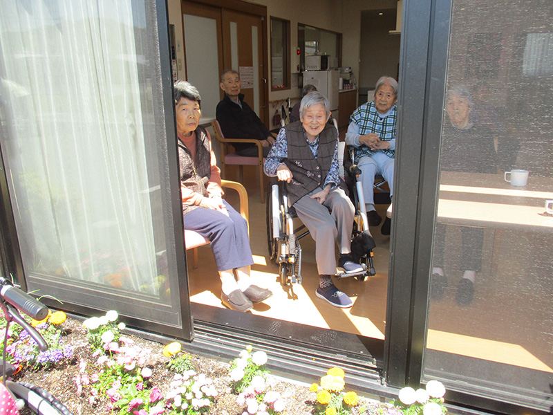 日向ぼっこ・換気 - 小多機まなぐら南