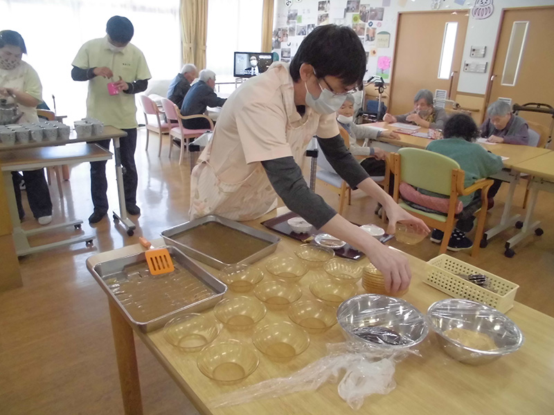 おやつ作り『お茶ゼリーの黒蜜きな粉かけ』1 - ショートまなぐら