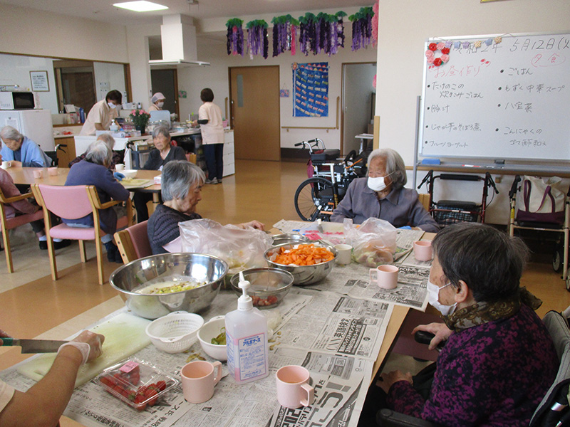 お昼作り(たけのこご飯・豚汁) - 小多機まなぐら南