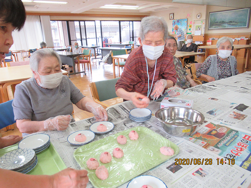 2020年6月桜餅作り1 - ケアハウス福山