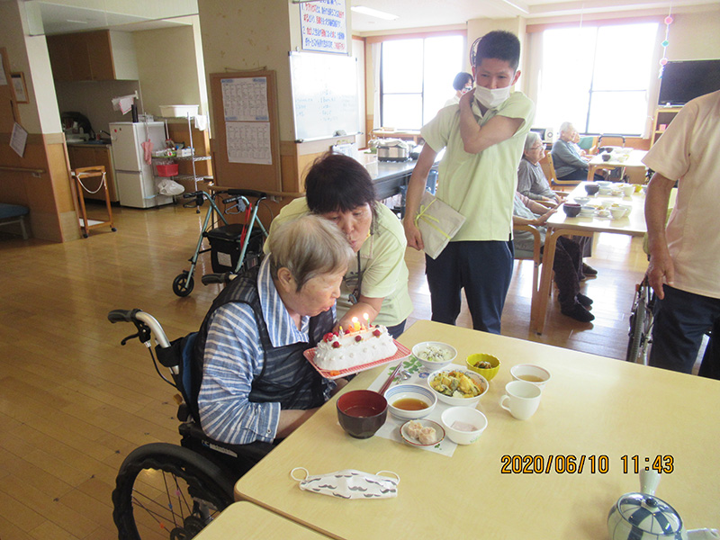 2020年6月誕生日会2 - ケアハウス福山
