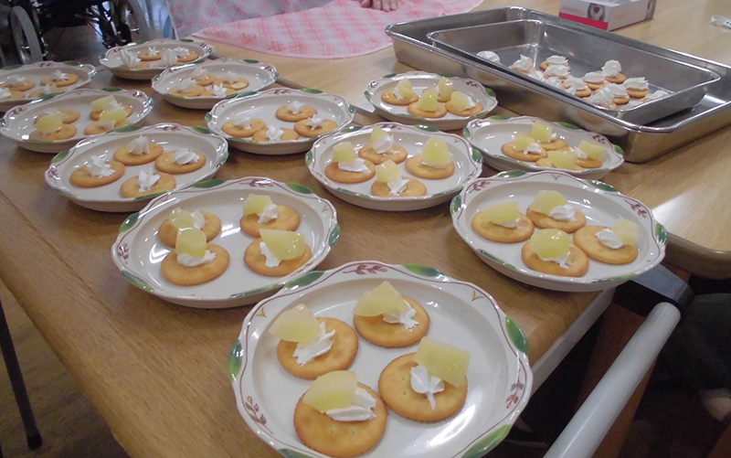 おやつ作り『リッツのカナッペ』1 - ショートまなぐら