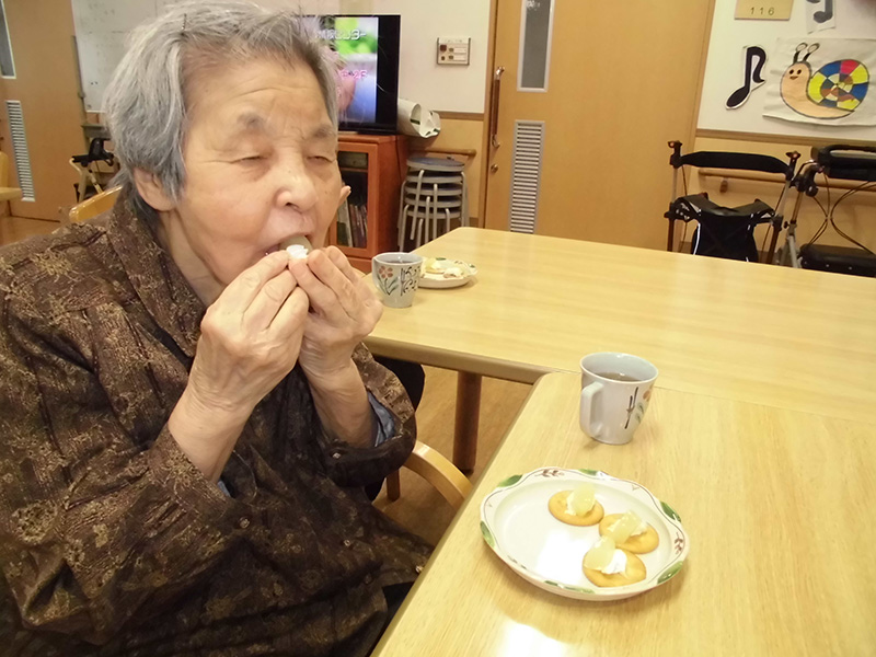 おやつ作り『リッツのカナッペ』2 - ショートまなぐら