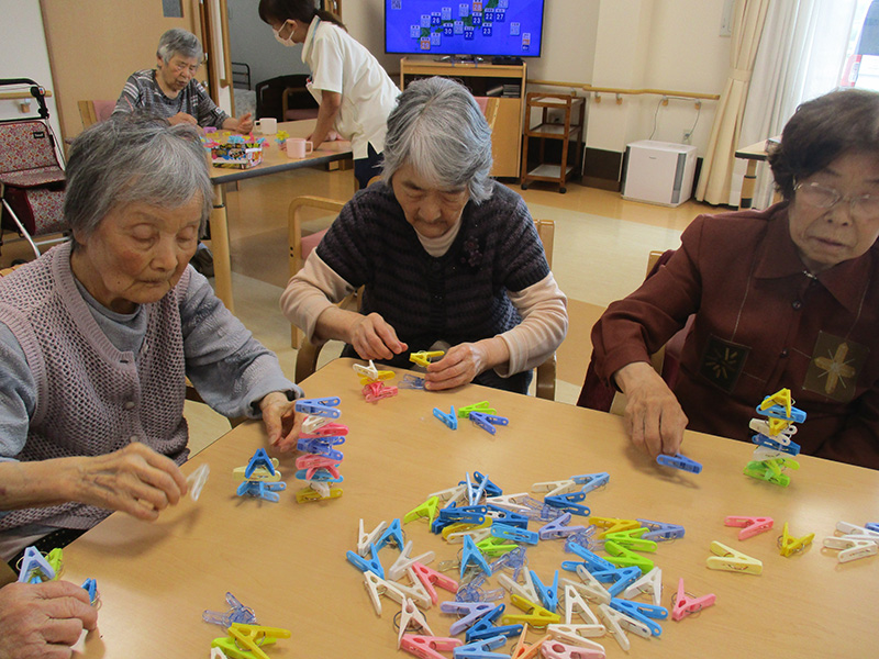 洗濯ばさみレク - 小多機まなぐら南