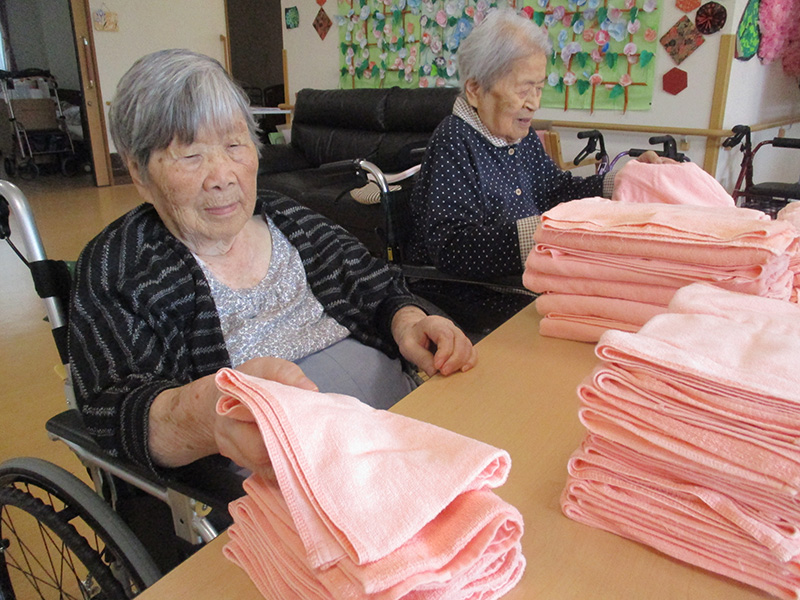 タオルを畳んでいます2 - 小多機まなぐら南