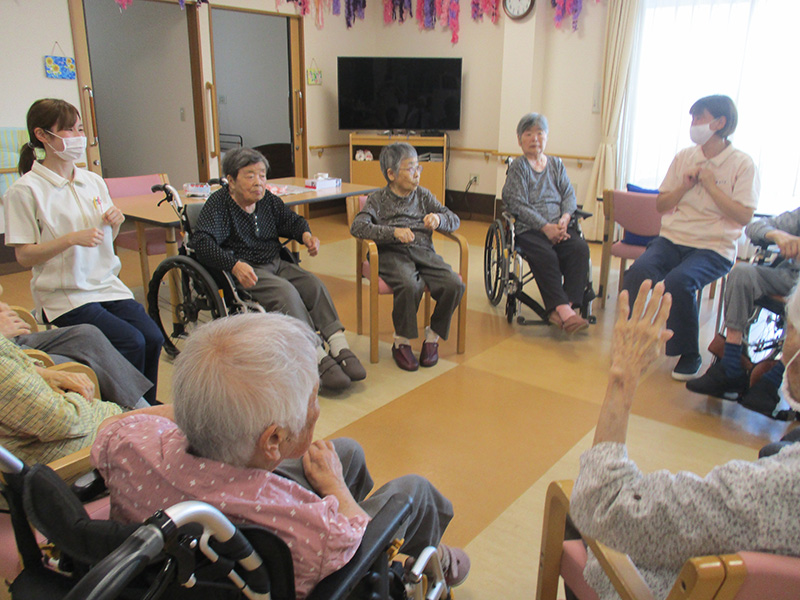 レクレーションの準備体操1 - 小多機まなぐら南