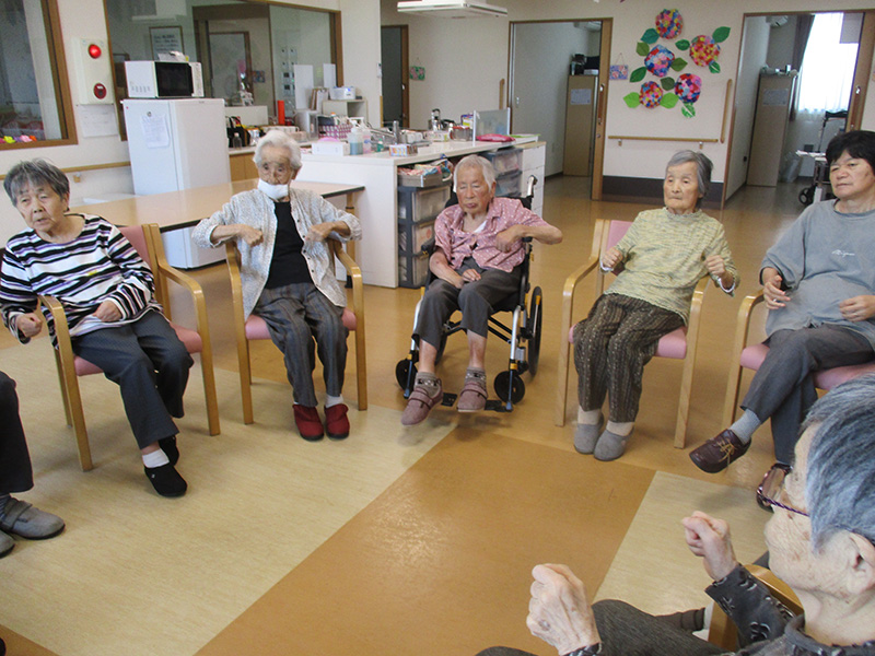 レクレーションの準備体操2 - 小多機まなぐら南