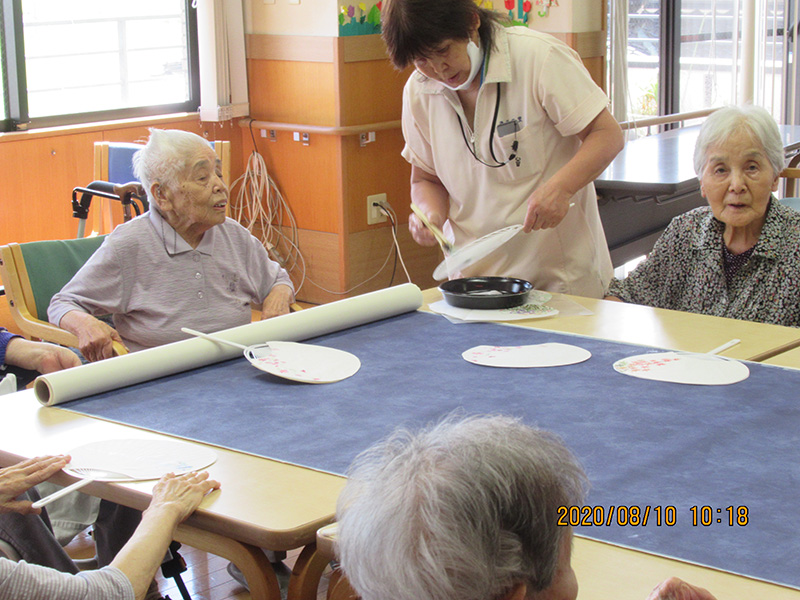 2020年8月うちわ工作1 - ケアハウス福山