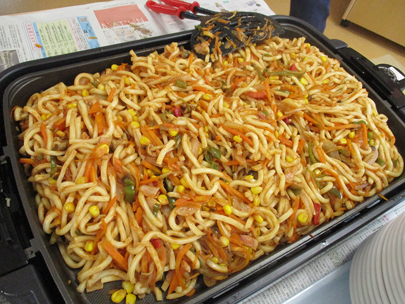 お昼作り(ナポリタンうどん) - 小多機まなぐら南